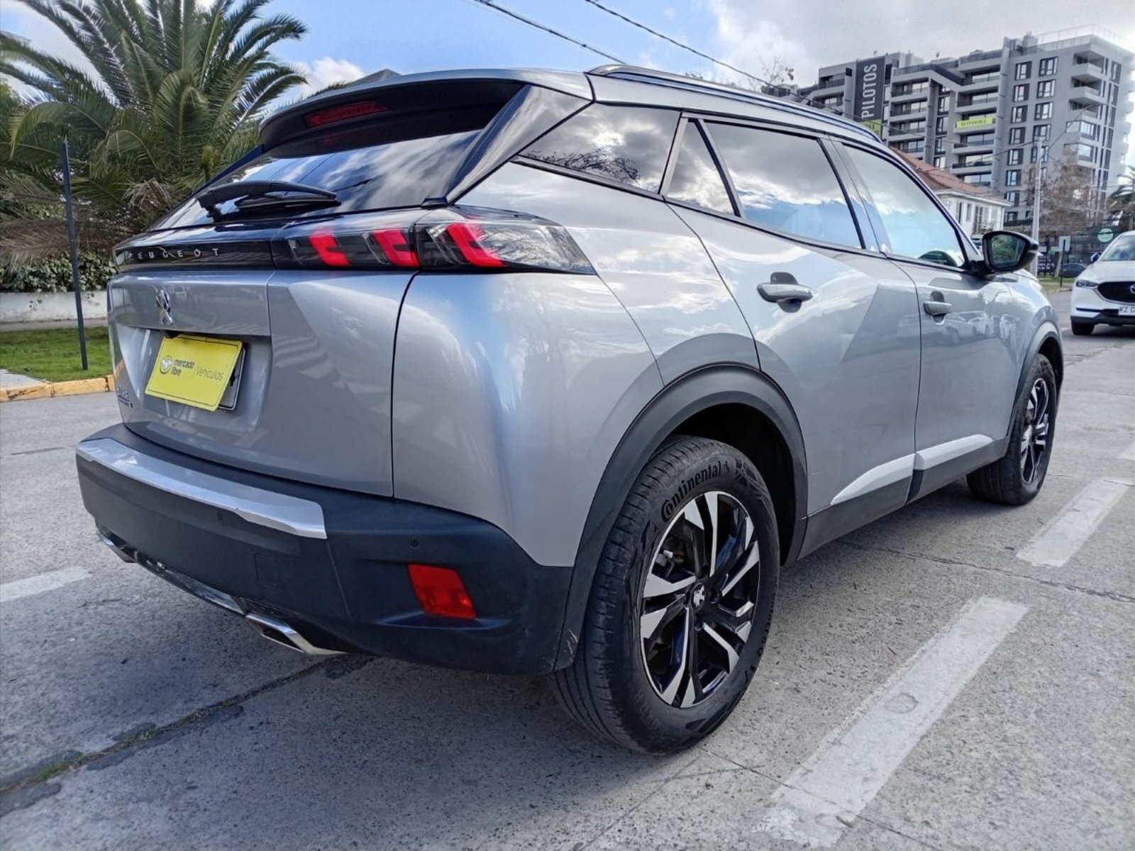 Peugeot 2008 PURETECH 130 EAT8 1.2 AUT 2022 - Foto 4 de 10