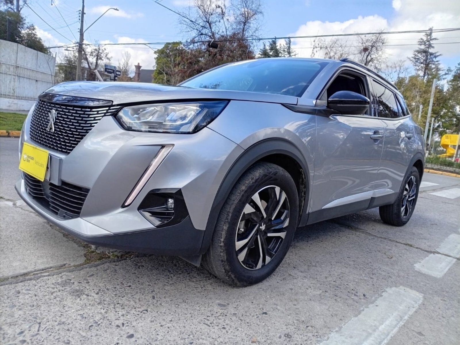 Peugeot 2008 PURETECH 130 EAT8 1.2 AUT 2022 - Foto 3 de 10
