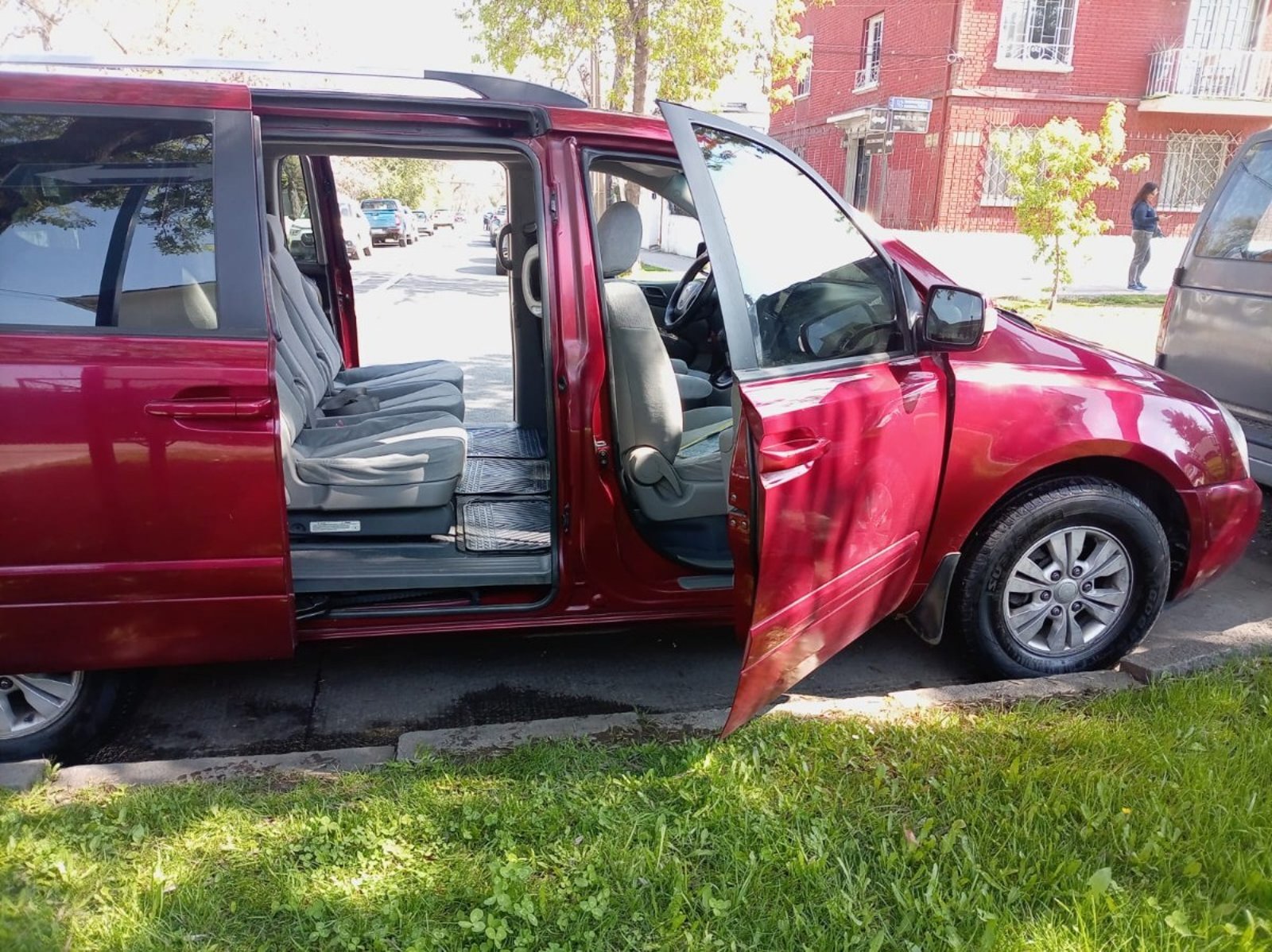 Kia GRAND CARNIVAL LX 2.2 AUT 2015 - Imagen 10 de 10