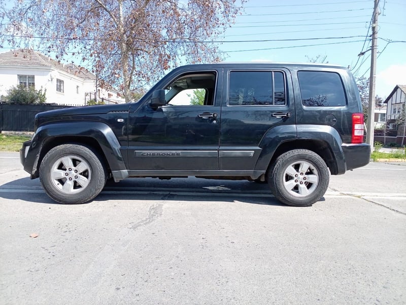 Jeep LIBERTY 3.7 AUT 4X4 2011 - Imagen 7 de 10