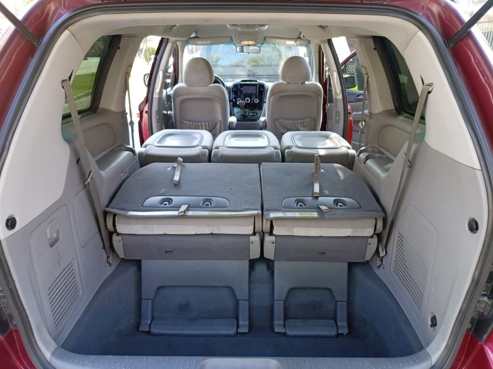 Kia GRAND CARNIVAL LX 2.2 AUT 2015 - Imagen 9 de 10