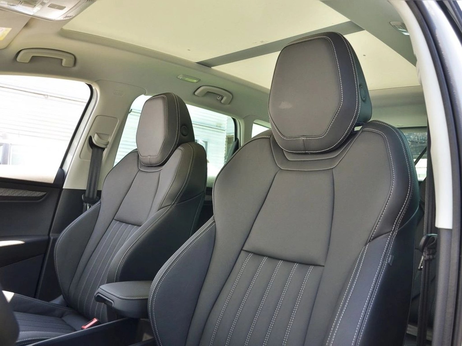 SKODA KAROQ 1.5 TSI AUTO DESIGN 2026 - Imagen 10 de 20