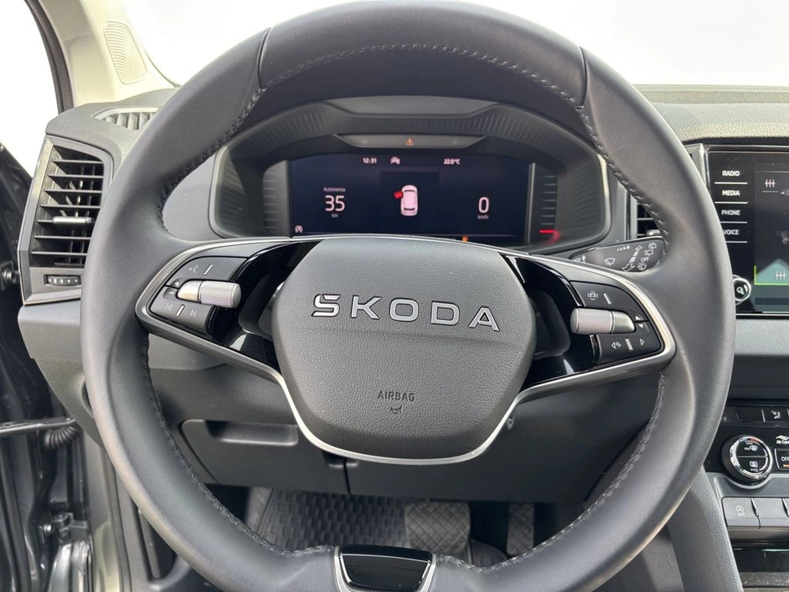 Skoda KAROQ 1.4 TSI AMBITION AUTO 2025 - Imagen 19 de 20