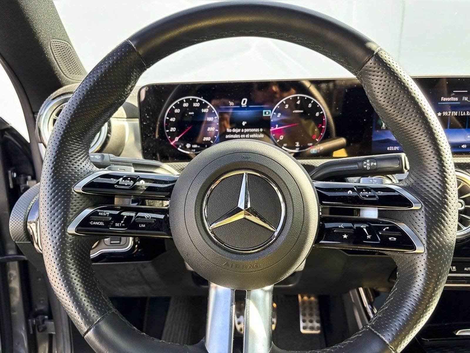 MERCEDES-BENZ CLA 200 AMG LINE 2025 - Imagen 13 de 13