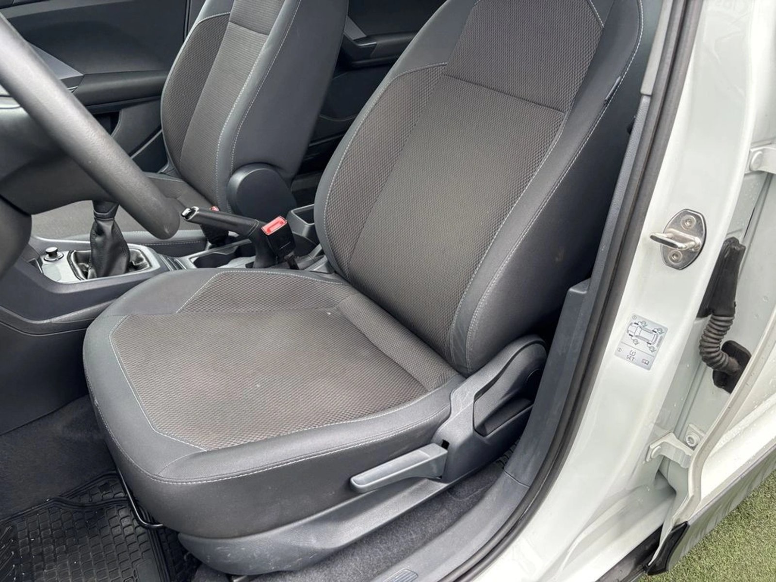 Volkswagen T-CROSS 1.0 TSI TRENDLINE 4X2 5MT 5P 2023 - Imagen 12 de 19