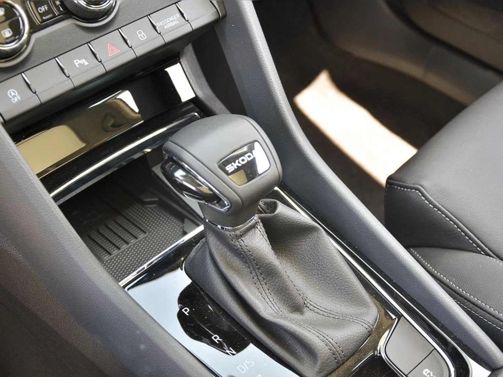 SKODA KAROQ 1.5 TSI AUTO DESIGN 2026 - Imagen 11 de 20