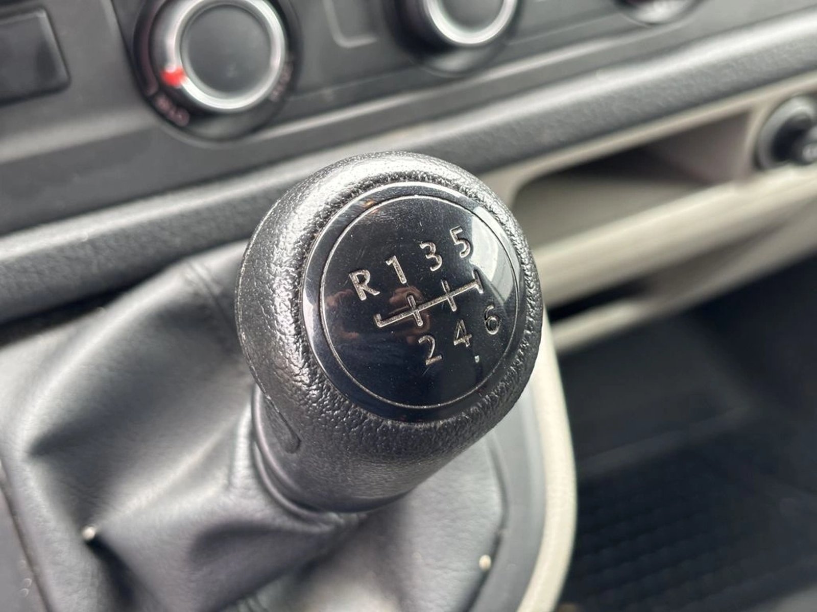 Volkswagen TRANSPORTER 2.0 T6 DIESEL 4X2 FURGON TECHO BAJO AC 2018 - Imagen 12 de 20