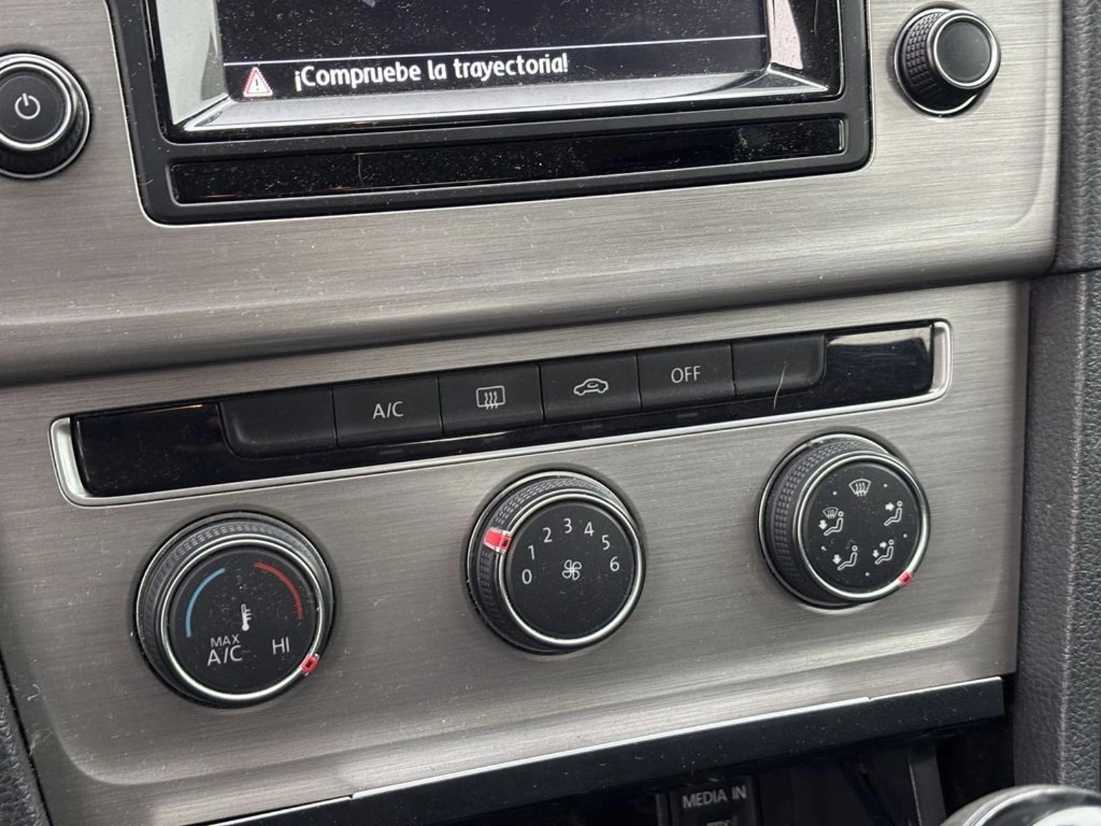 VOLKSWAGEN GOLF 1.6 MSI MANUAL COMFORTLINE 2016 - Imagen 8 de 14