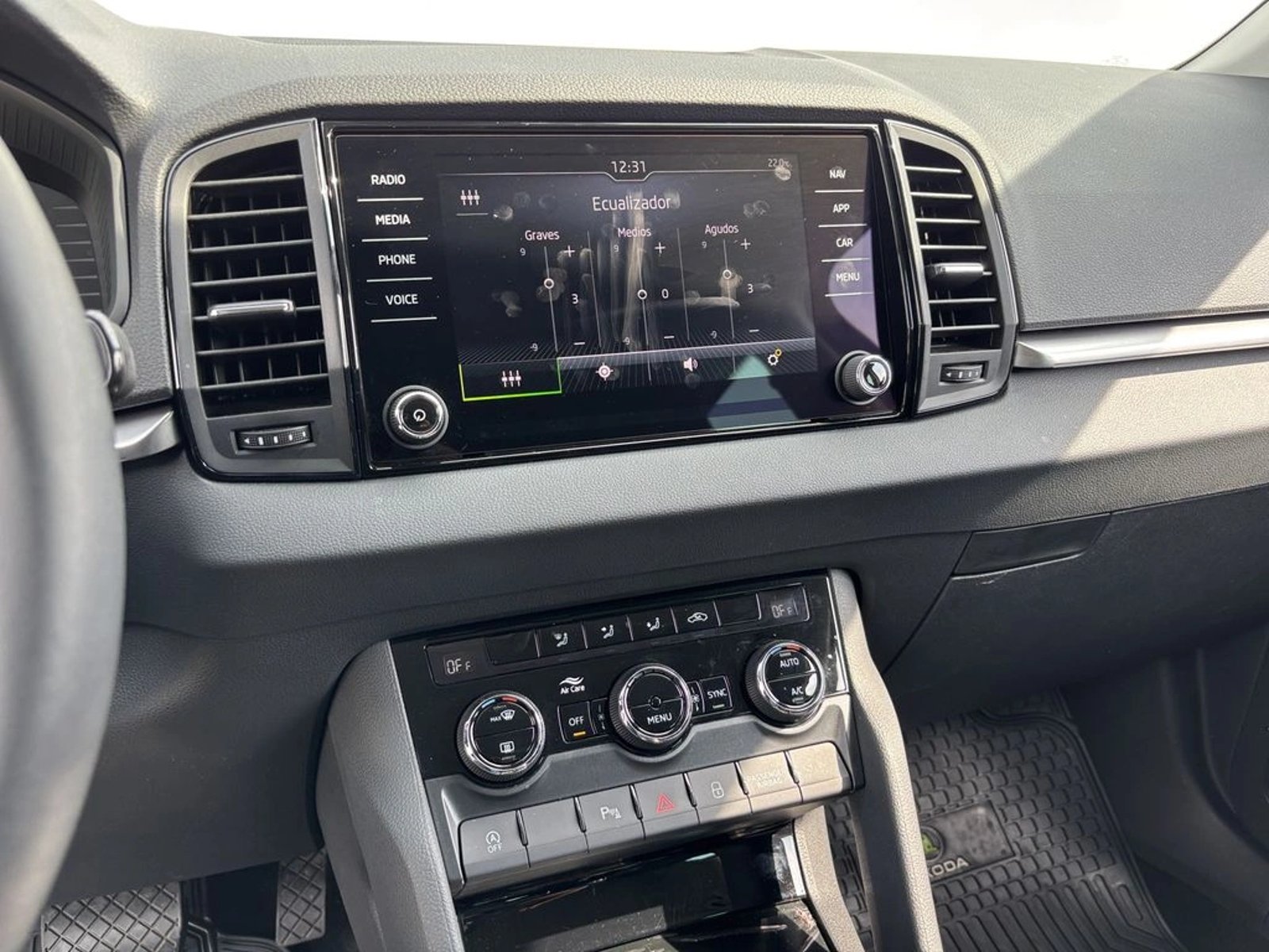 Skoda KAROQ 1.4 TSI AMBITION AUTO 2025 - Imagen 15 de 20
