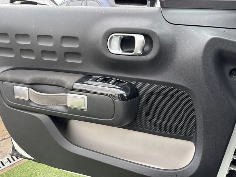 Citroën C3 1.6 BLUEHDI DIESEL SHINE 4X2 HB 100 S&S BVM MT 5P 2018 - Imagen 15 de 20