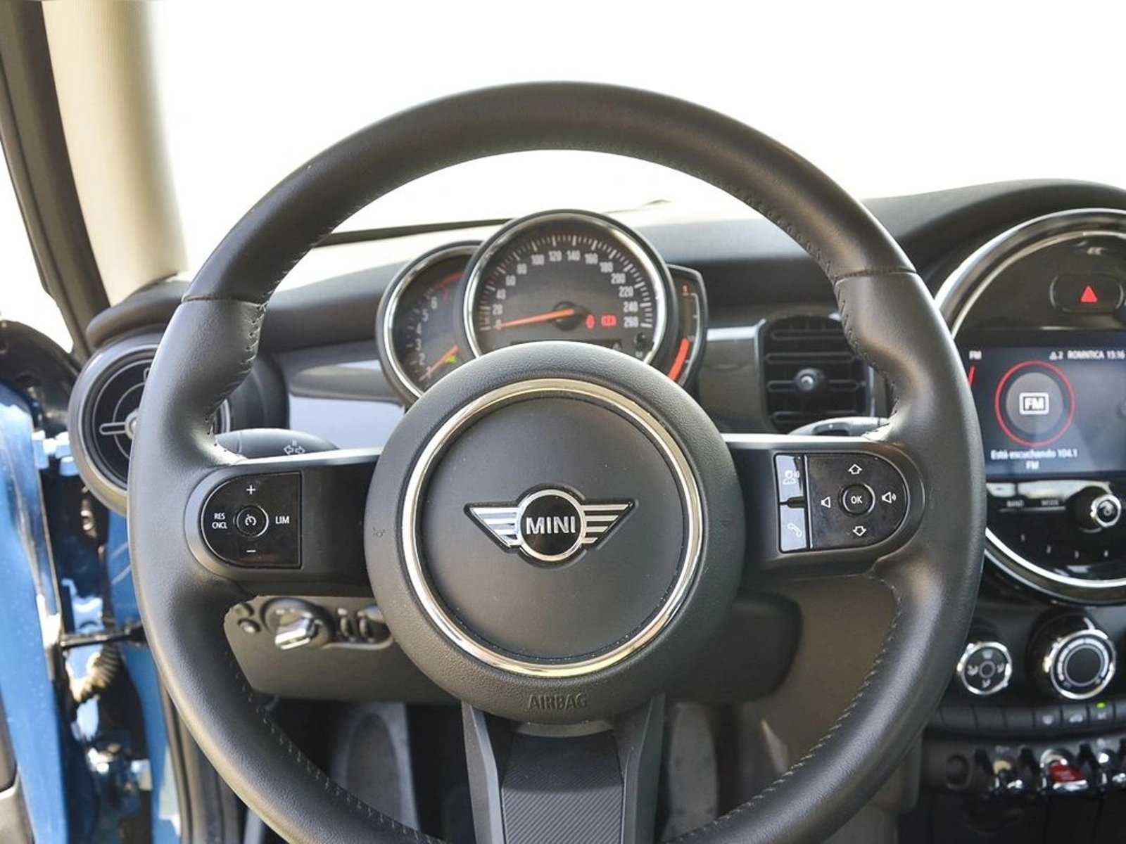 MINI COOPER 1.5 AUTO ESSENTIAL 2024 - Imagen 13 de 17