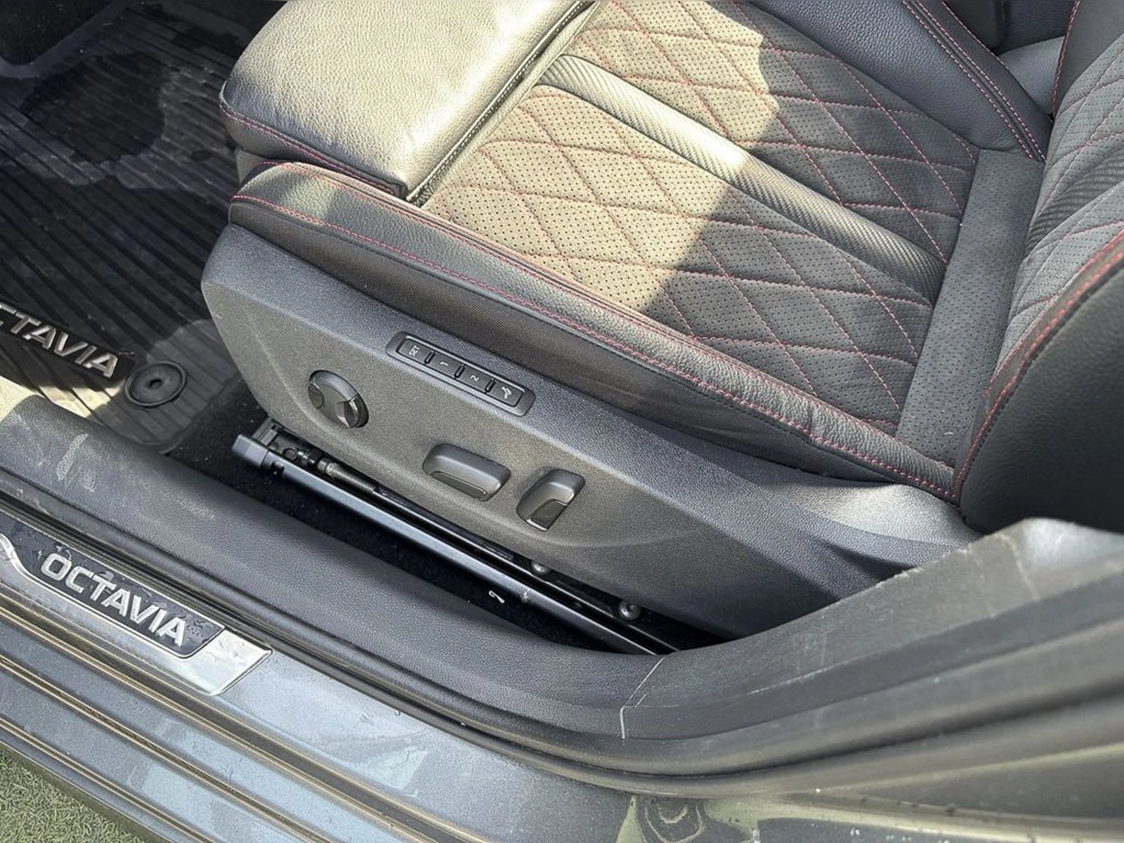 SKODA OCTAVIA 2.0 TFSI VRS DSG7 2025 - Imagen 13 de 19