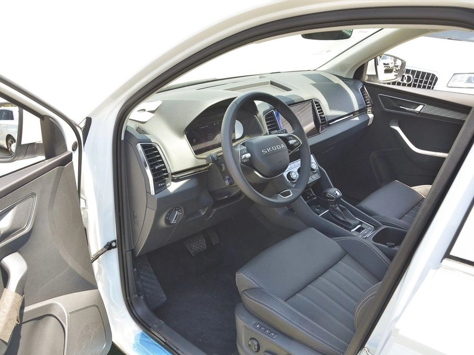 SKODA KAROQ 1.5 TSI AUTO DESIGN 2026 - Imagen 8 de 20