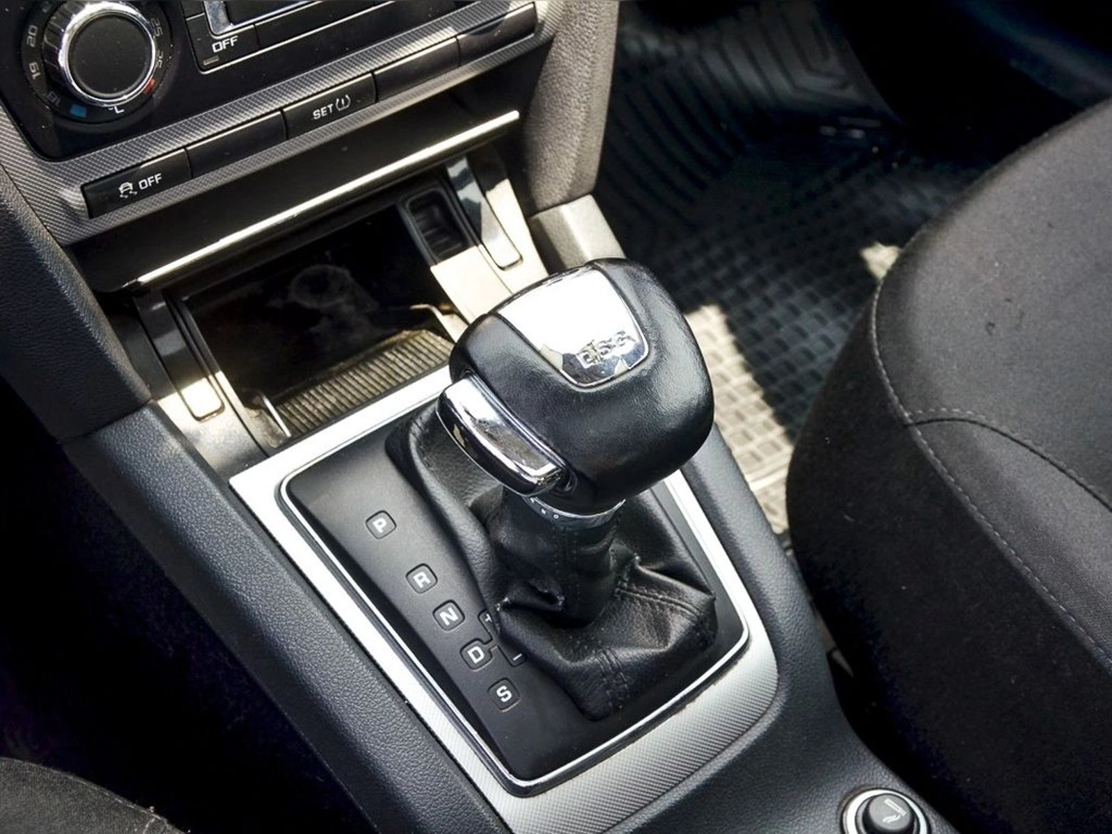 SKODA OCTAVIA 1.4 ELEGANCE DSG 2013 - Imagen 10 de 20