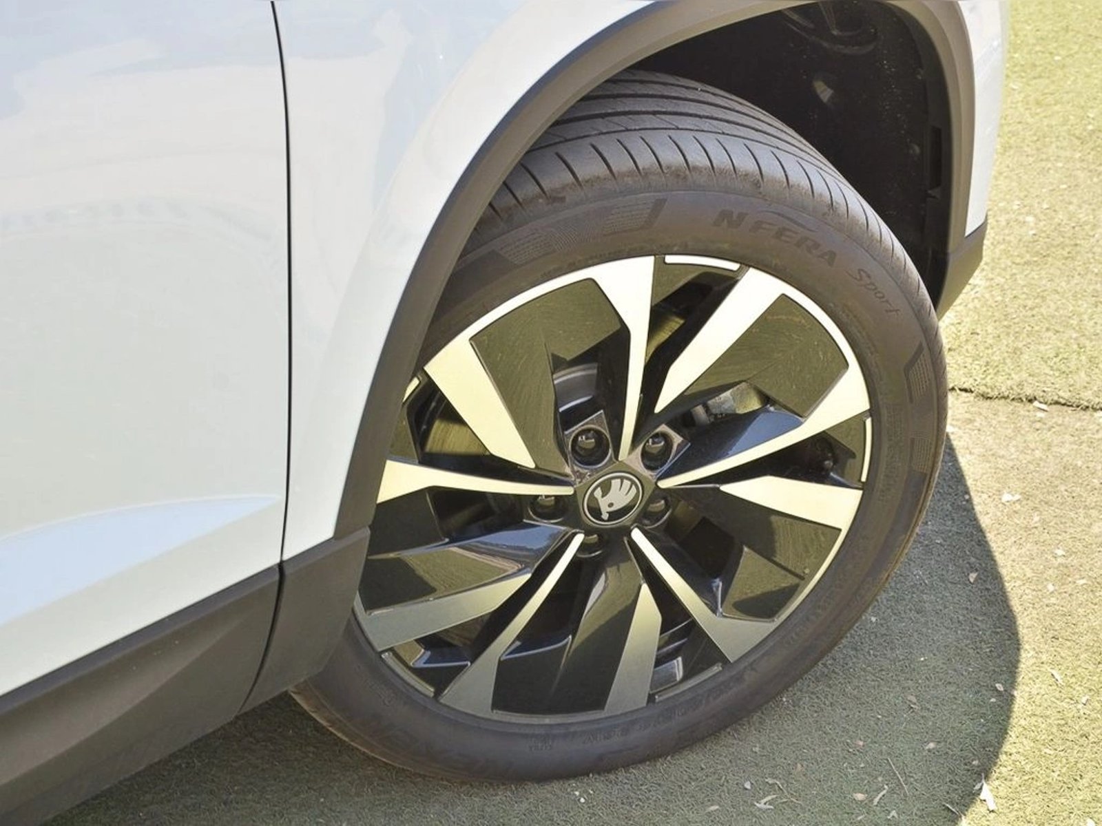 SKODA KAROQ 1.5 TSI AUTO DESIGN 2026 - Imagen 18 de 20