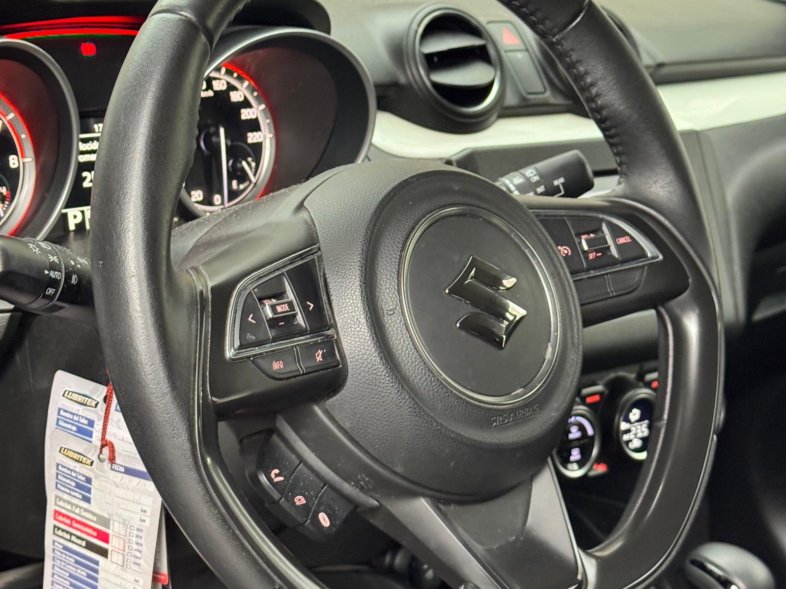 Suzuki SWIFT 2017 - Foto 4 de 8