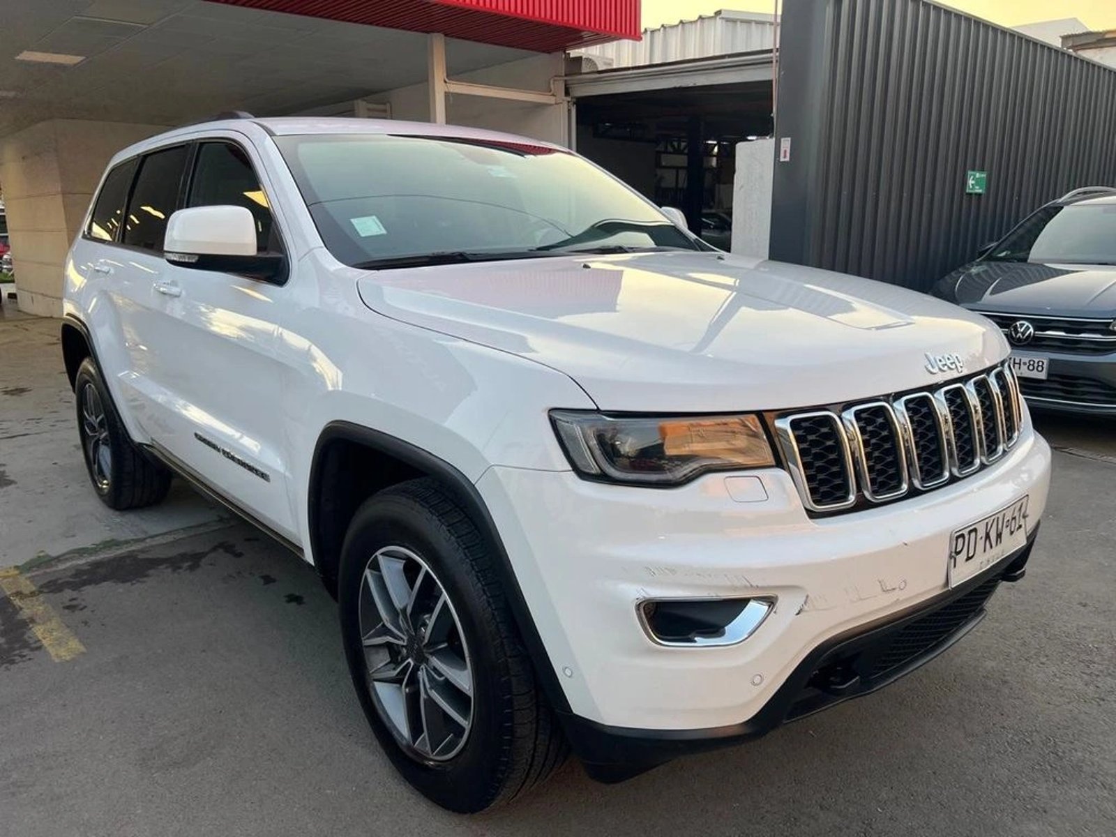 Jeep GRAND CHEROKEE LAREDO 2021 - Foto 3 de 15