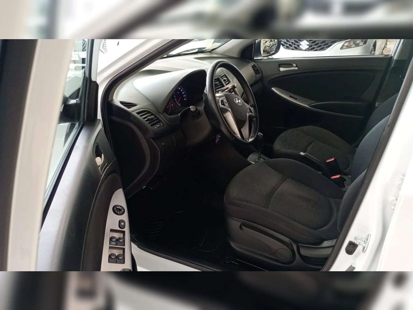Hyundai ACCENT RB GL 1,6 AUT 2017 - Imagen 11 de 20