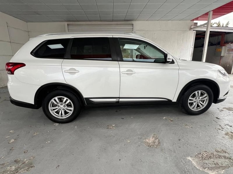 Mitsubishi OUTLANDER CVT 2.0 AUT 2022 - Imagen 4 de 14
