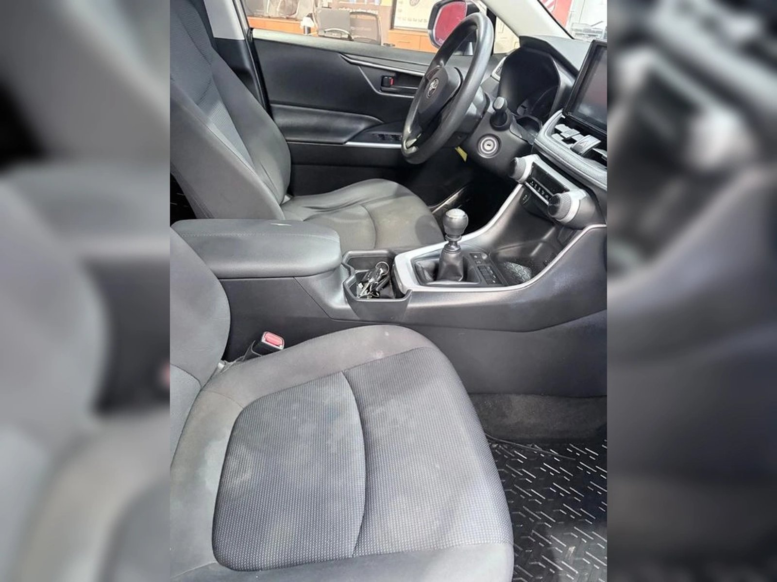 TOYOTA RAV4 LE 2022 - Imagen 6 de 17