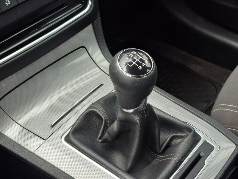 MG RX5 1.5T STD 2WD MT 5P 2023 - Imagen 16 de 16
