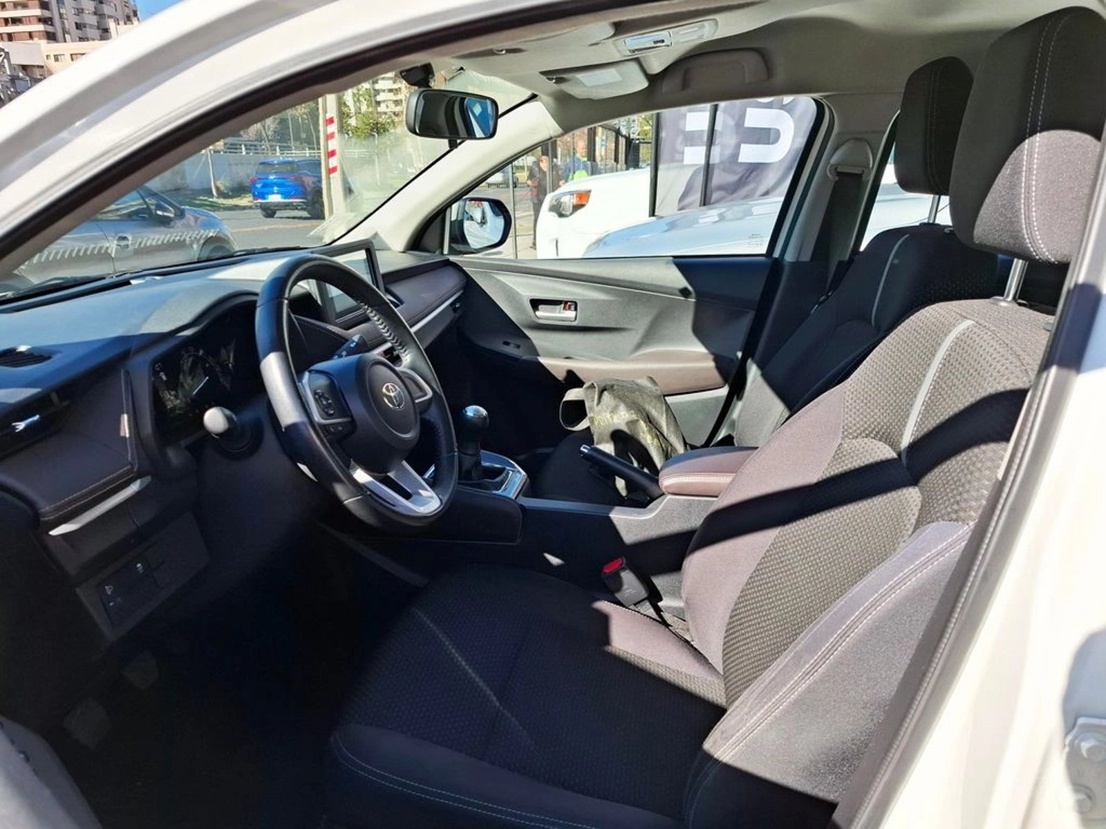 Toyota YARIS 1.5 SEDAN E MECÁNICO 2023 - Imagen 13 de 20
