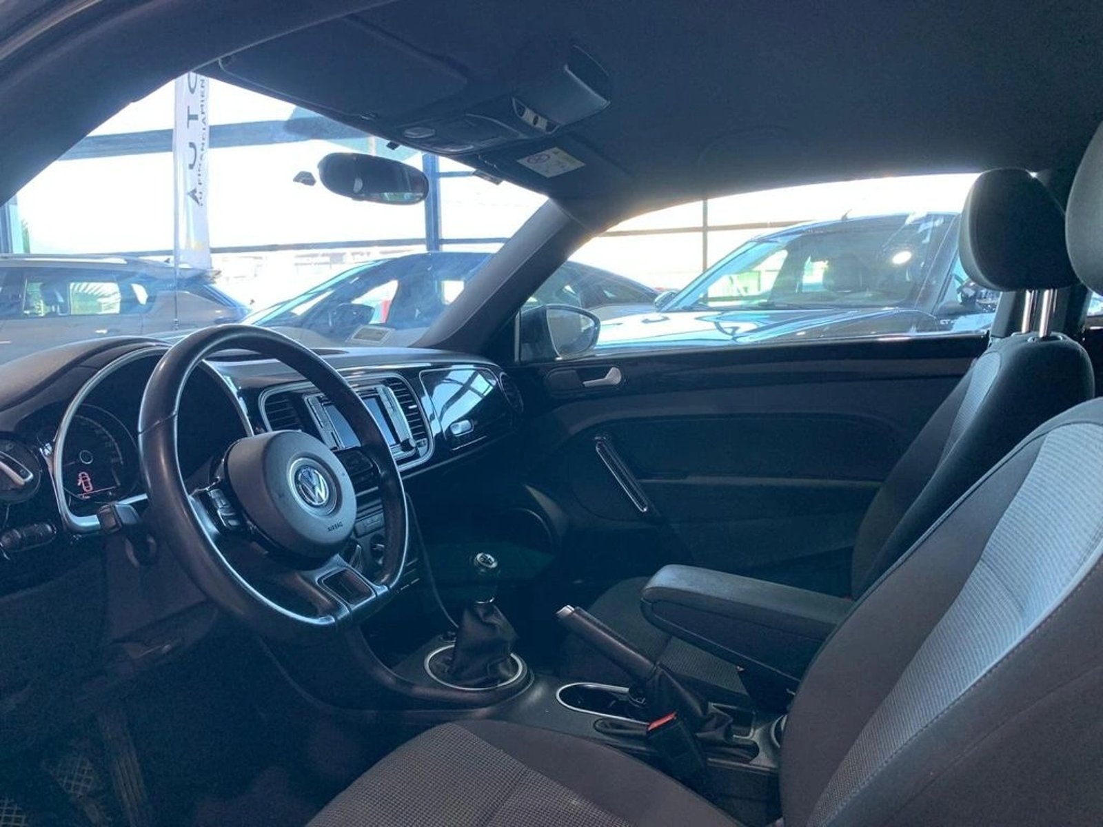 VOLKSWAGEN BEETLE 1.4 MT 2015 - Imagen 7 de 10
