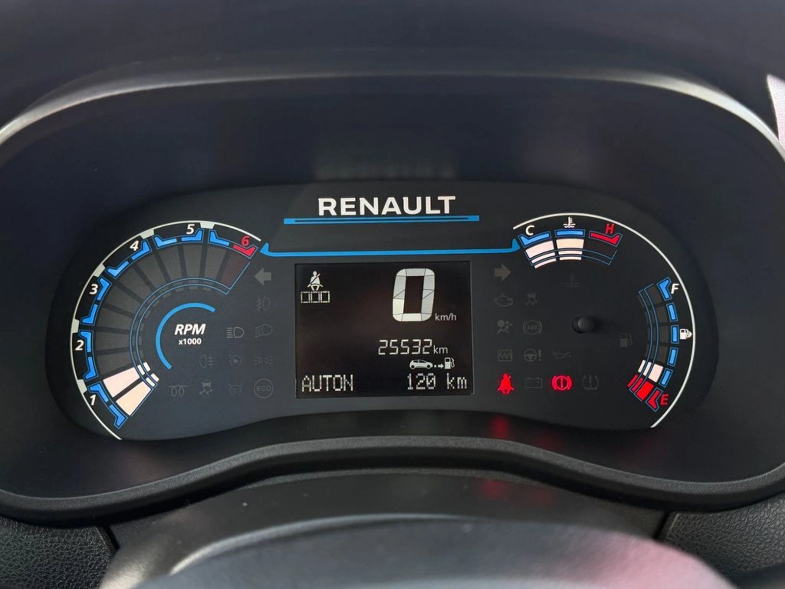 Renault KWID 1.0 ZEN 4X2 HB MT 5P 2023 - Imagen 15 de 18