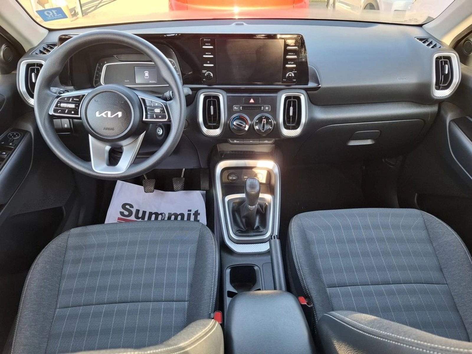Kia SONET 1.5 EX 4X2 RI 6MT 5P 2024 - Imagen 14 de 20