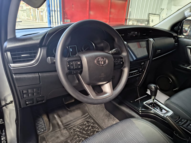 Toyota FORTUNER 2.7 SR5 AT 2025 - Imagen 14 de 20