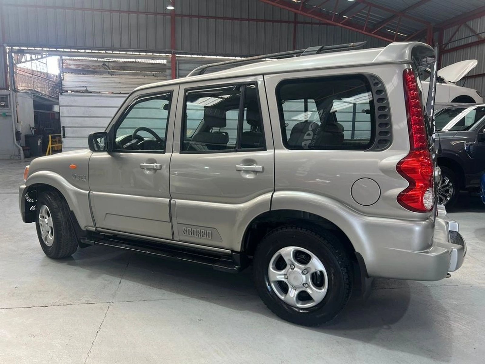 Mahindra SCORPIO 2.2 SUV ABS 2AB EV MT 4X2 DIESEL 2015 - Foto 4 de 15