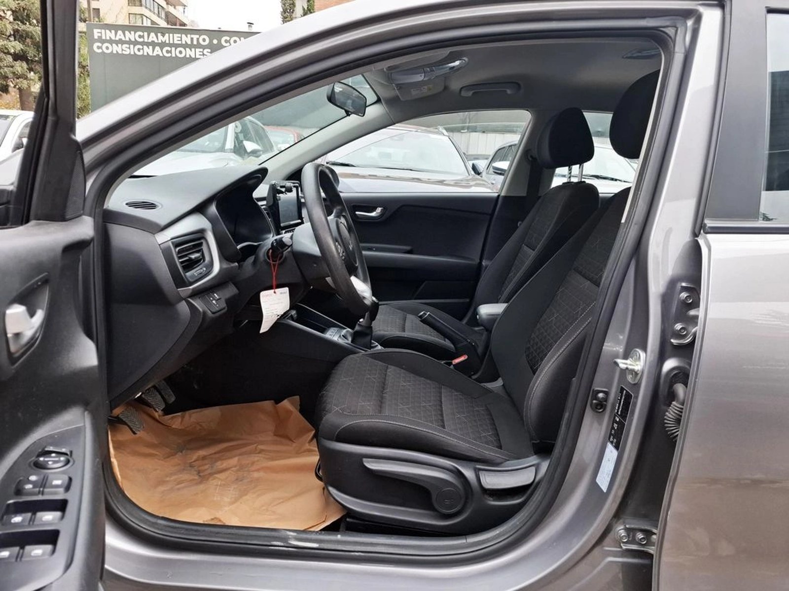 KIA RIO 5 1.4 2023 - Imagen 13 de 20