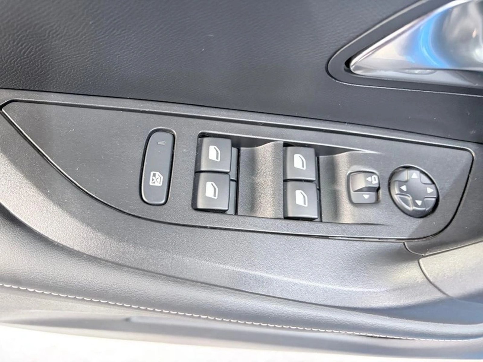 PEUGEOT 2008 1.5 ALLURE PACK BLUEHDI 130 DIESEL 4X2 AT 5P 2024 - Imagen 9 de 15