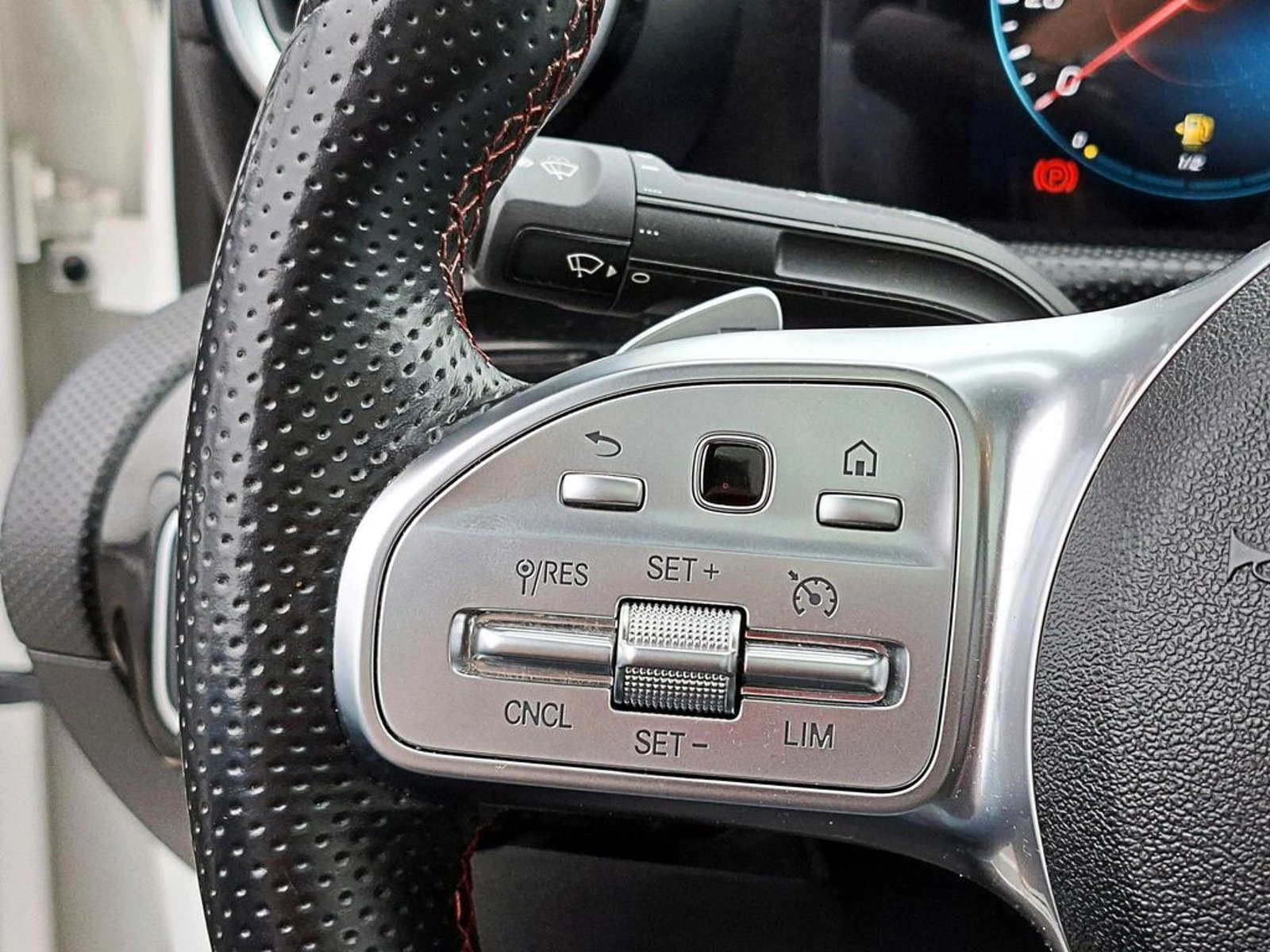 Mercedes-Benz A 250 2.0 AMG LINE 4X2 HB AT 5P 2023 - Imagen 13 de 18