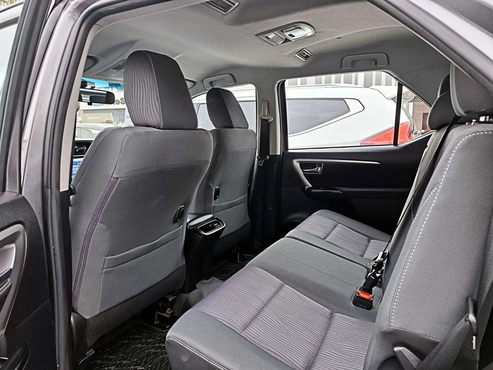 Toyota FORTUNER SR5 2.7 AUT 4X2 2023 - Imagen 10 de 18
