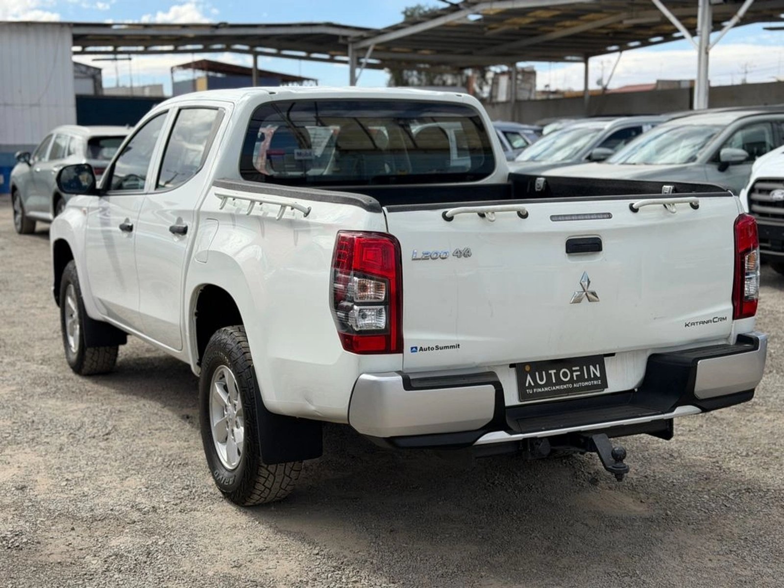 Mitsubishi L200 2.4 KATANA CRM DIESEL SPECIAL PACK DOB. CAB. 4X4 MT 4P 2022 - Imagen 8 de 16