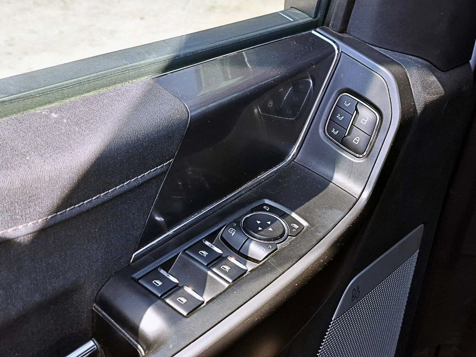 FORD F-150 LARIAT BLACK 5.0 AT 2025 - Imagen 8 de 16