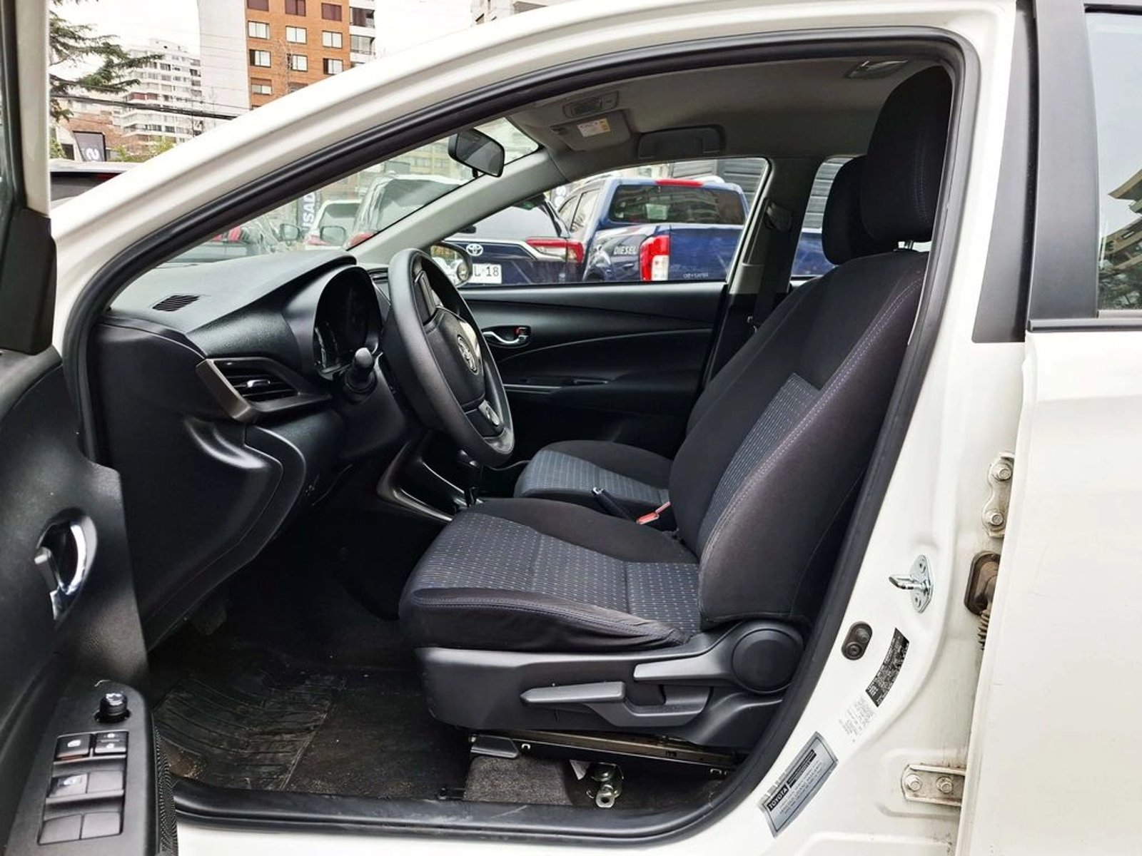 Toyota YARIS SEDAN 1.5 2022 - Imagen 13 de 20