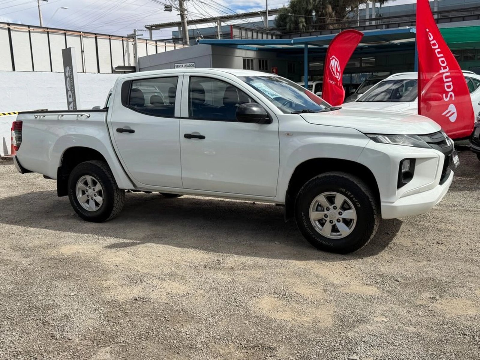 Mitsubishi L200 2.4 KATANA CRM DIESEL SPECIAL PACK DOB. CAB. 4X4 MT 4P 2022 - Foto 5 de 16