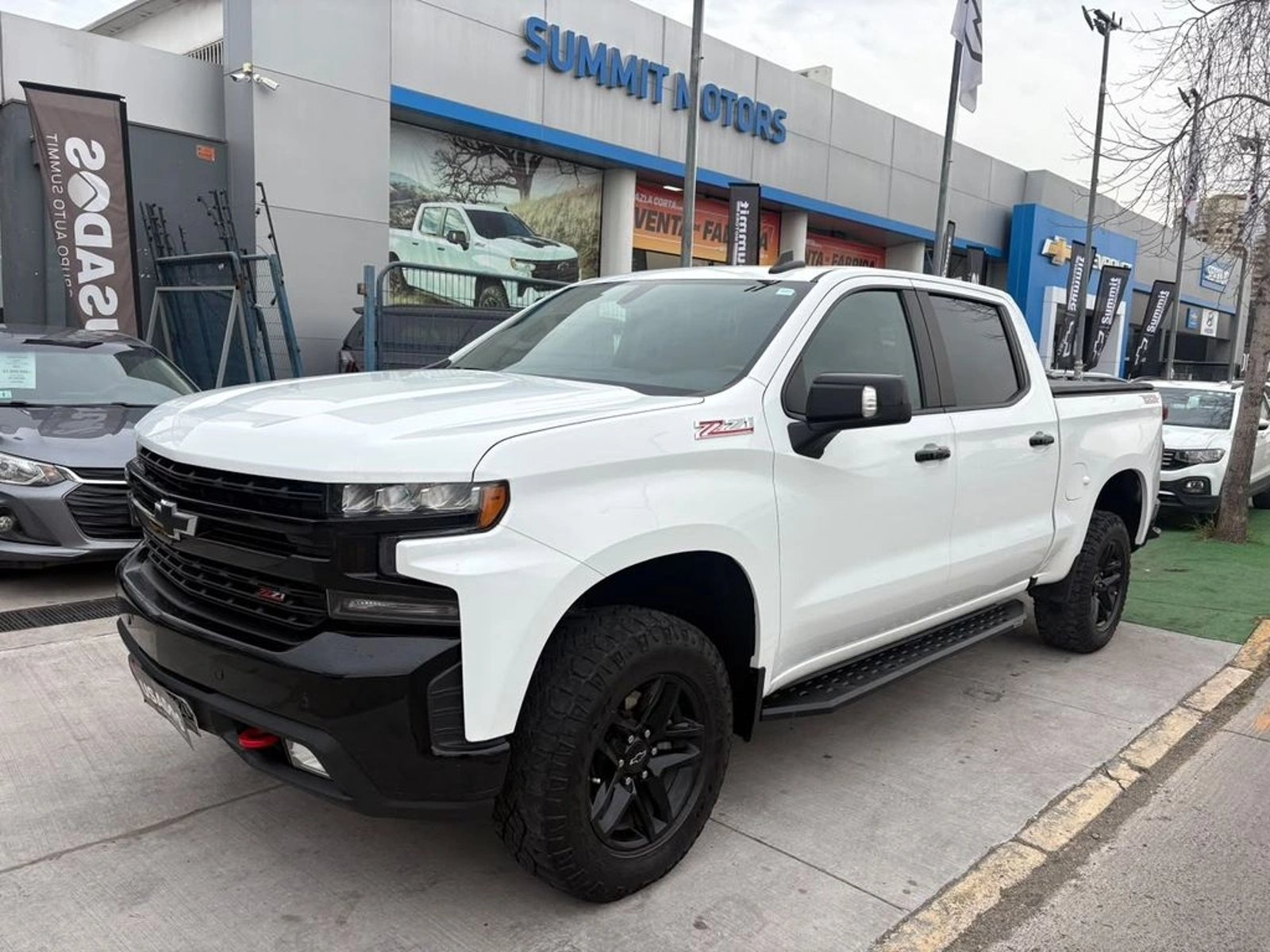 Chevrolet SILVERADO 5.3 LT TRAILBOSS Z71 4X4 AT 4P 2022 - Foto 2 de 11
