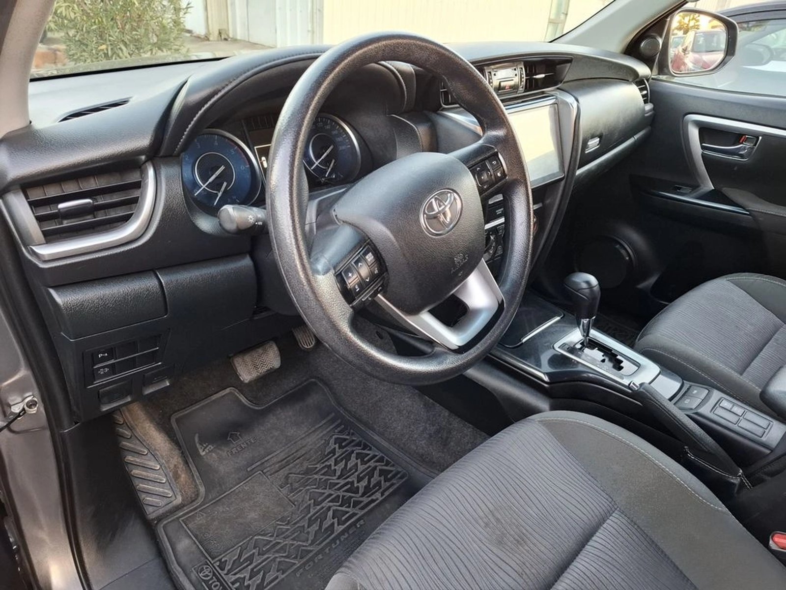 TOYOTA FORTUNER 2.8 SR5 TDI DIESEL 4X4 AT 5P 2022 - Imagen 12 de 20