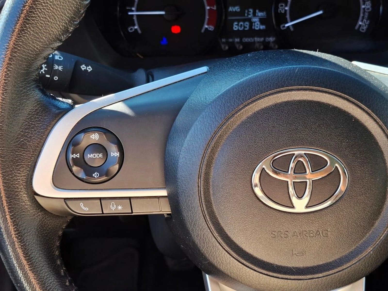 Toyota YARIS 1.5 SEDAN E MECÁNICO 2023 - Imagen 17 de 20