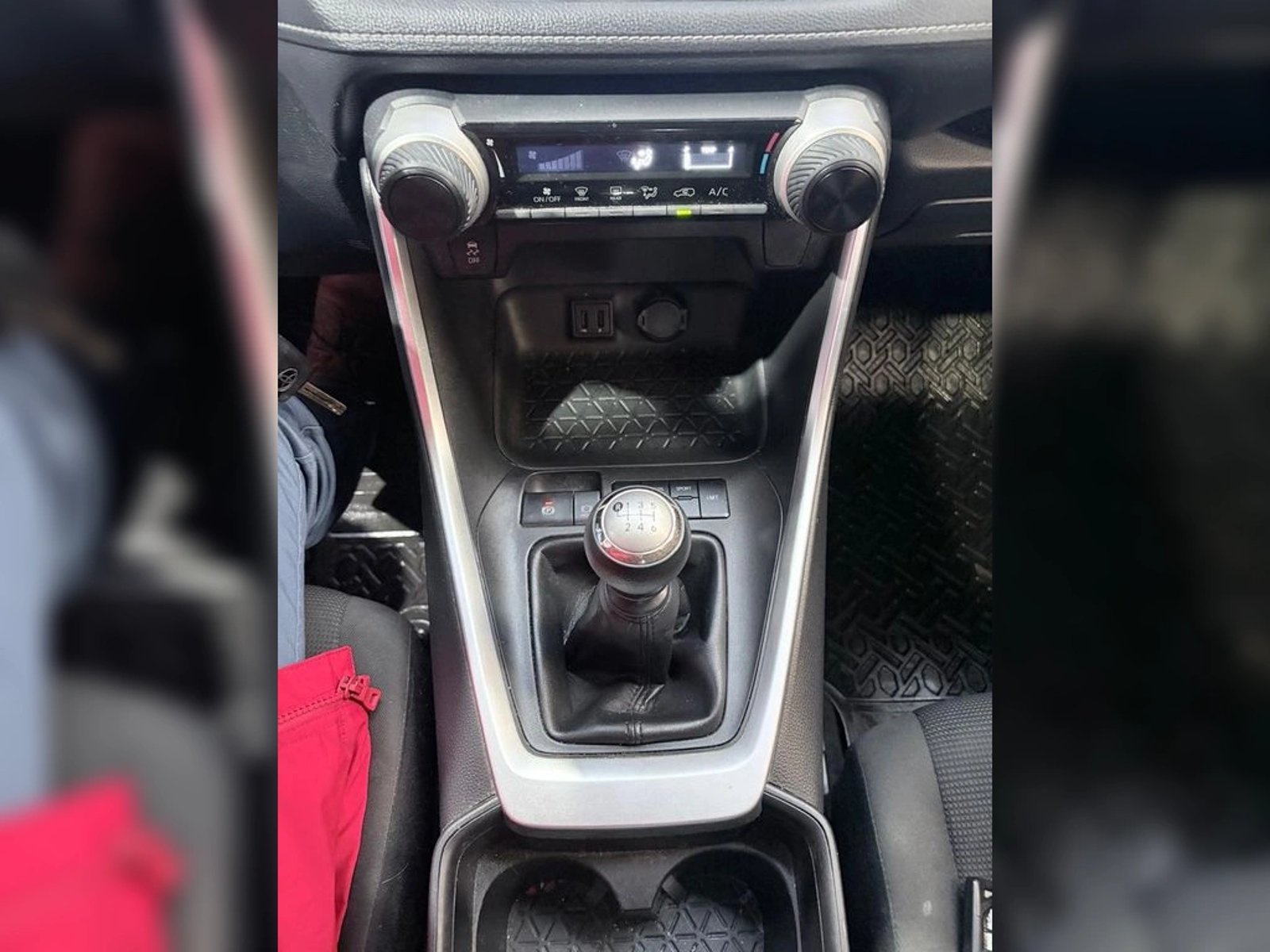 TOYOTA RAV4 LE 2022 - Imagen 9 de 17