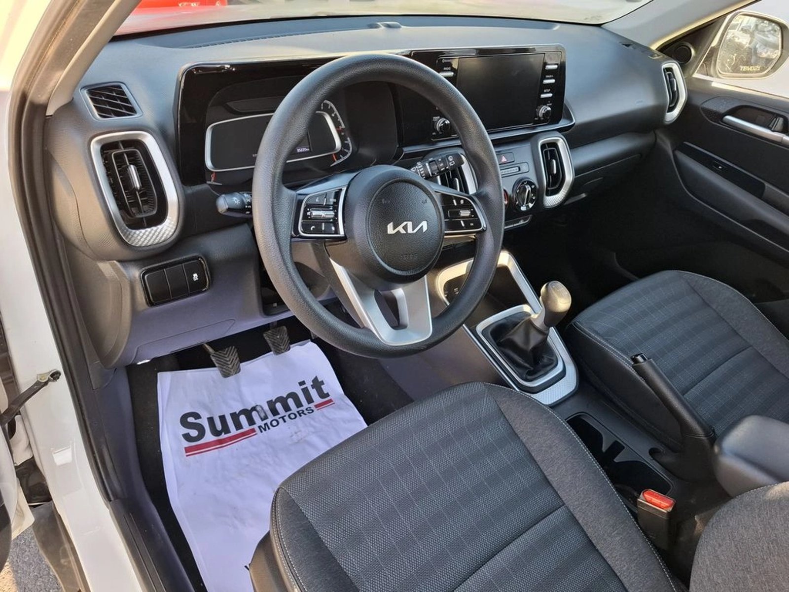 Kia SONET 1.5 EX 4X2 RI 6MT 5P 2024 - Imagen 13 de 20