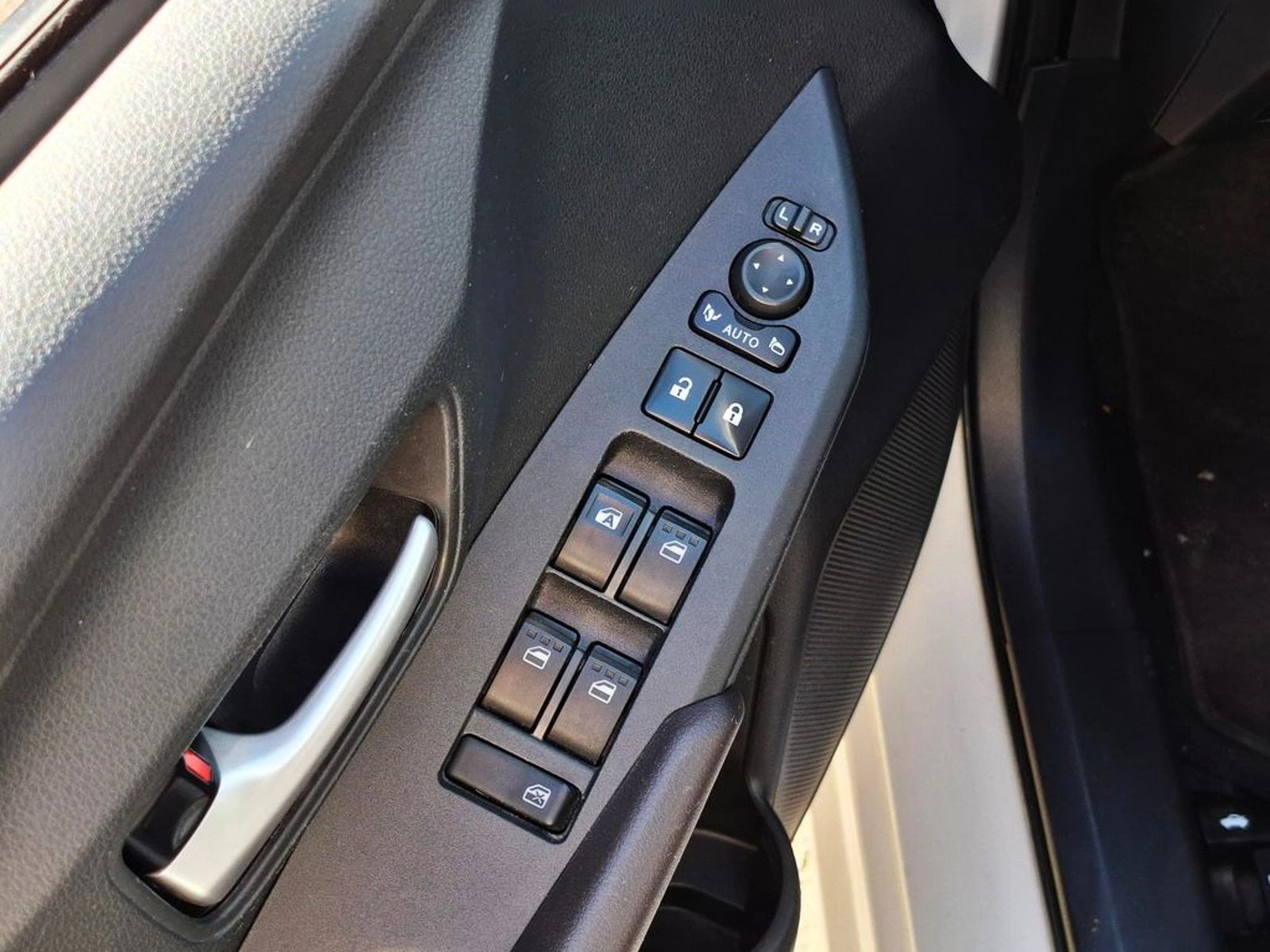Toyota YARIS 1.5 SEDAN E MECÁNICO 2023 - Imagen 12 de 20