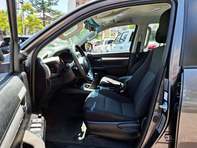 Toyota HILUX 2.4 SR 4X2 MT 2023 - Imagen 13 de 20