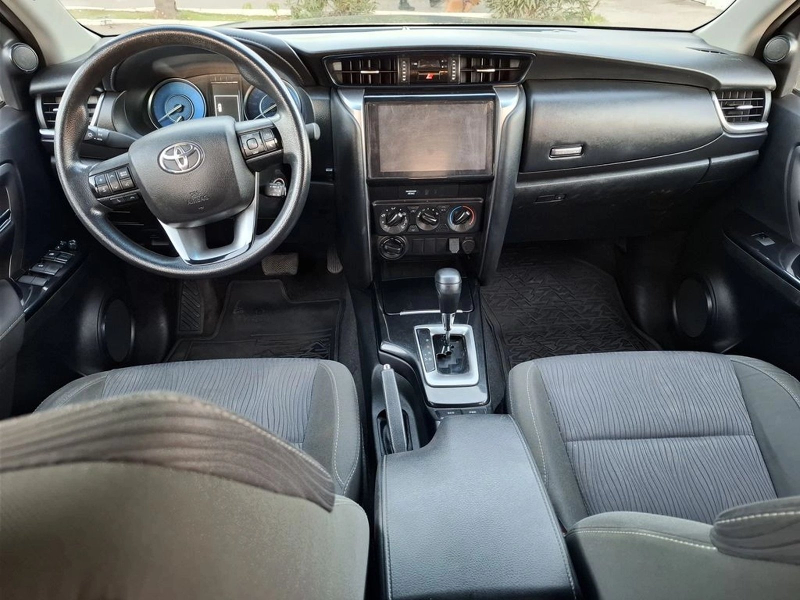 TOYOTA FORTUNER 2.8 SR5 TDI DIESEL 4X4 AT 5P 2022 - Imagen 13 de 20