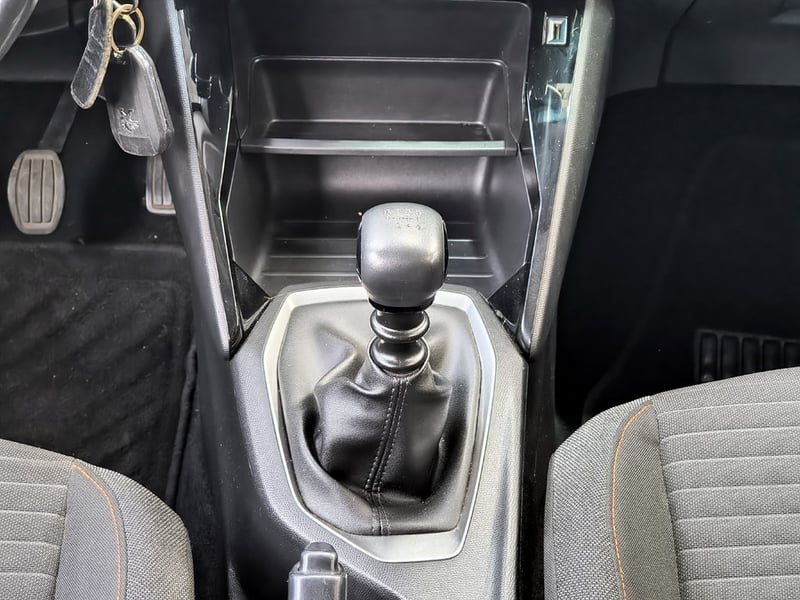 Peugeot 2008 1.5 SIGNATURE BLUEHDI 2021 - Imagen 18 de 20