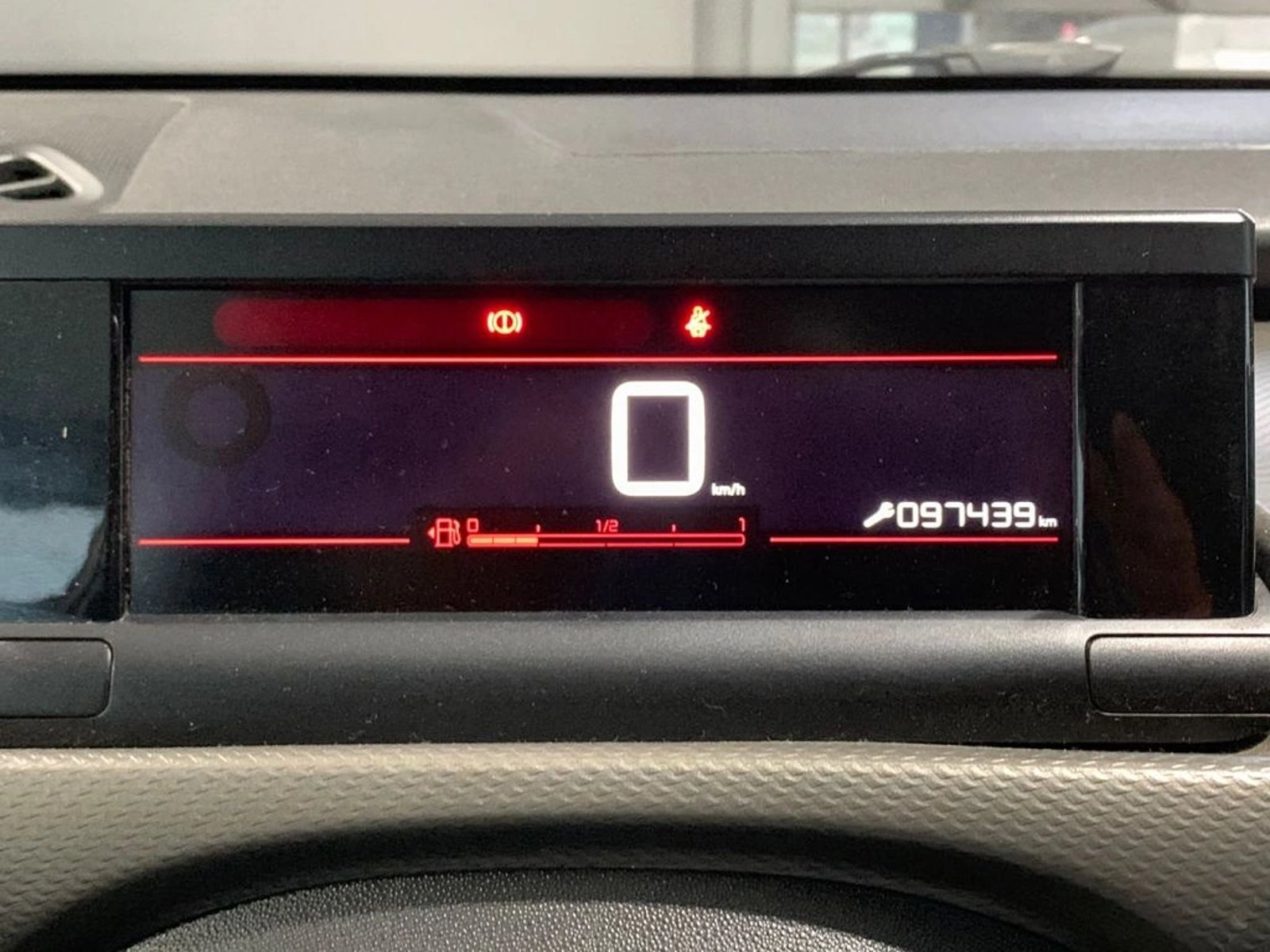 Citroën C4 CACTUS 1.5 CACTUS BLUEHDI 120 S&S FEEL AT DIESEL 2020 - Imagen 6 de 9