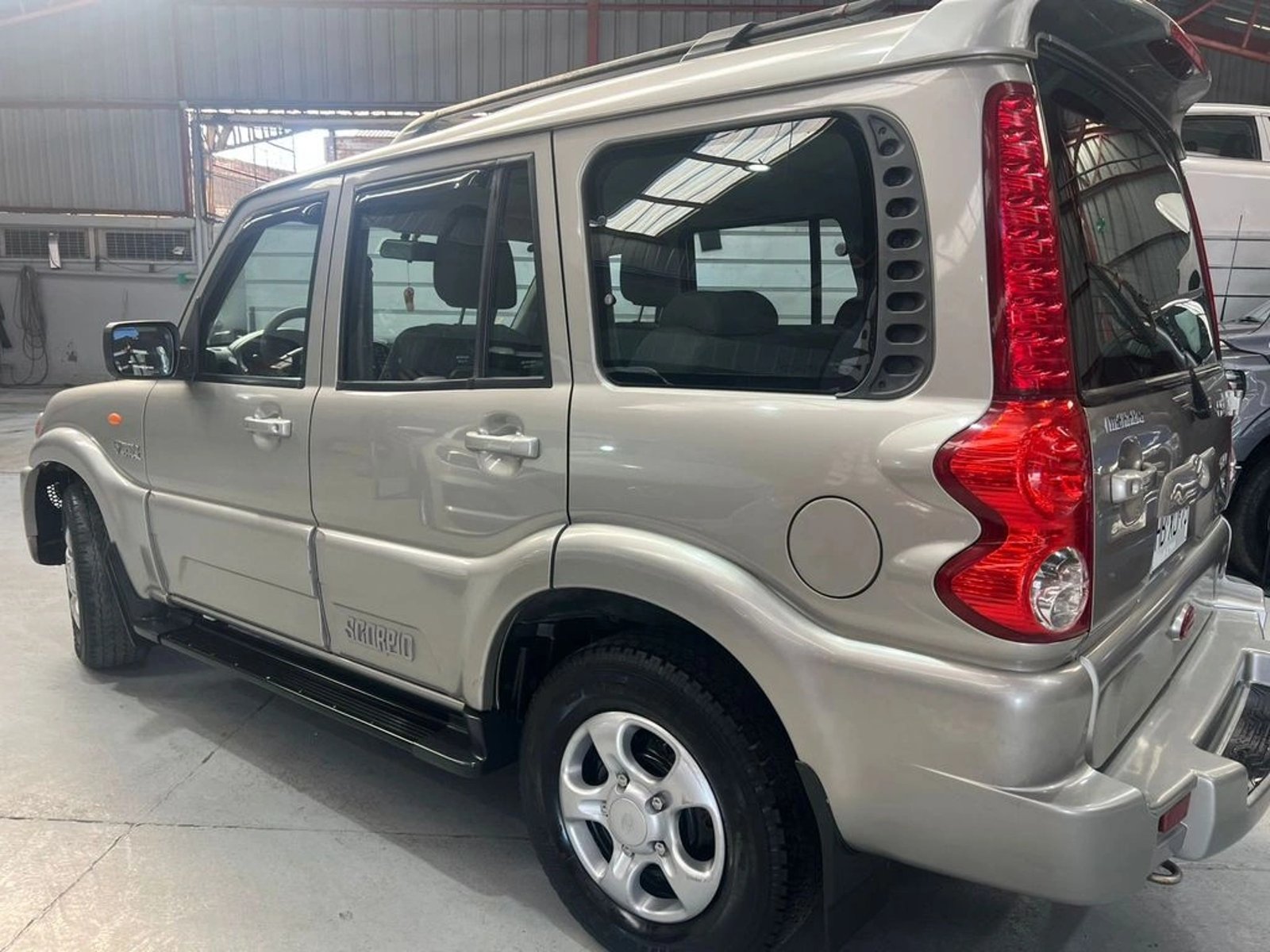 Mahindra SCORPIO 2.2 SUV ABS 2AB EV MT 4X2 DIESEL 2015 - Foto 3 de 15